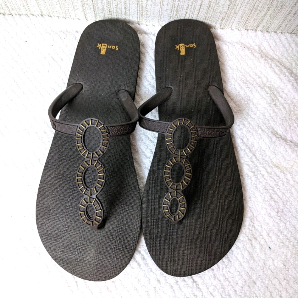 Sanuk rubber type sandal with circle design